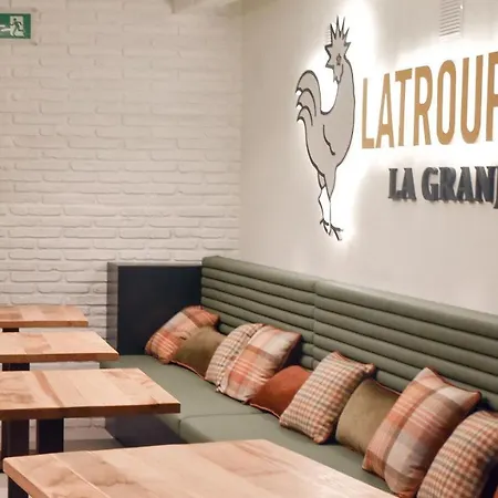 Latroupe La Granja 旅馆 *