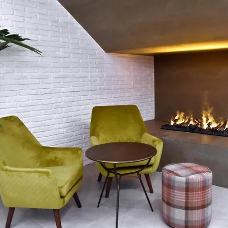 Latroupe La Granja Hostal *