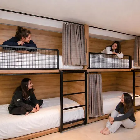 Latroupe La Granja Hostel