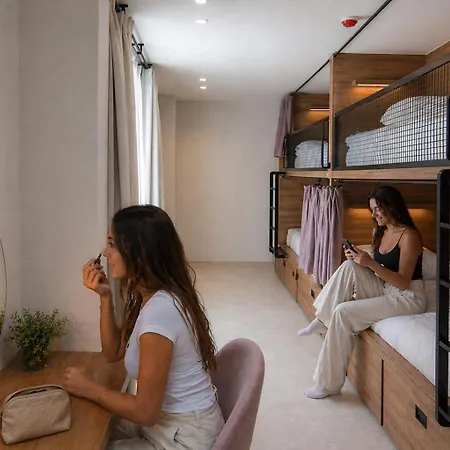 Hostel Latroupe La Granja
