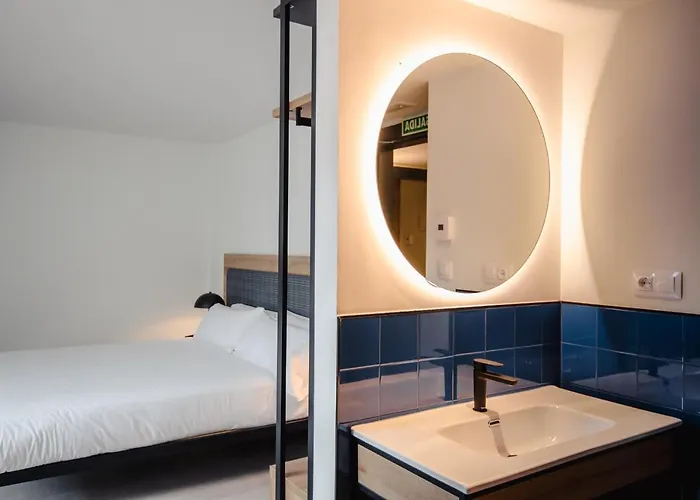 Hostal Latroupe La Granja *