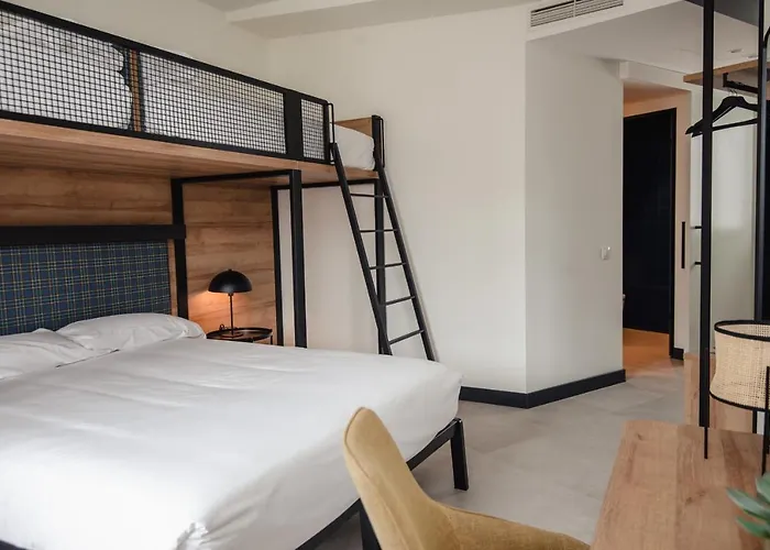 Hostal Latroupe La Granja