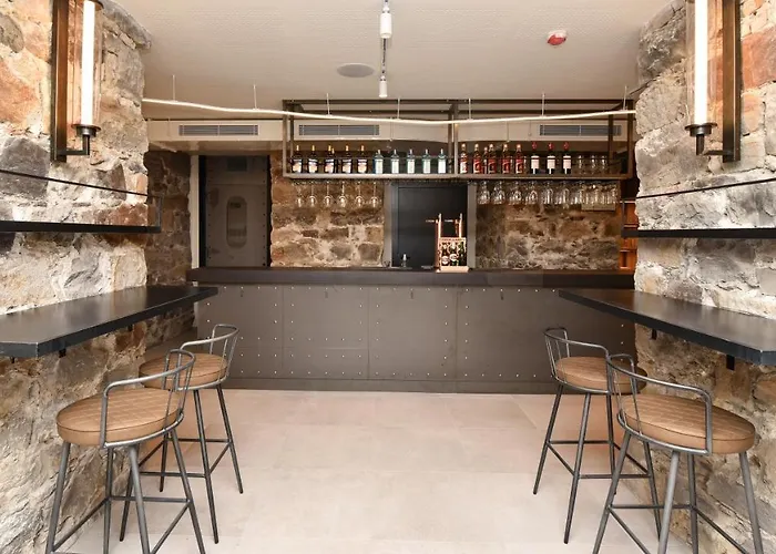 Hostal Latroupe La Granja *