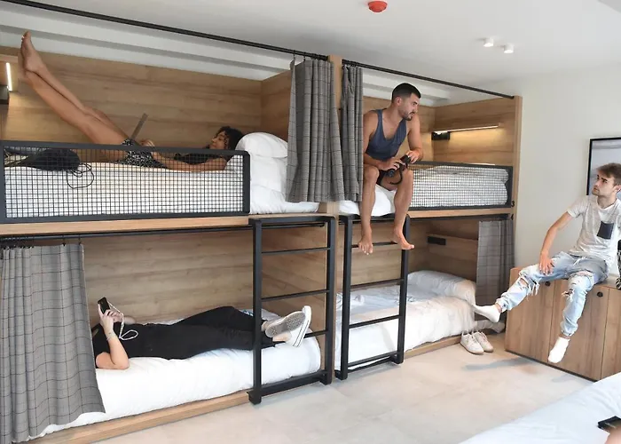 Latroupe La Granja Hostal Bilbao