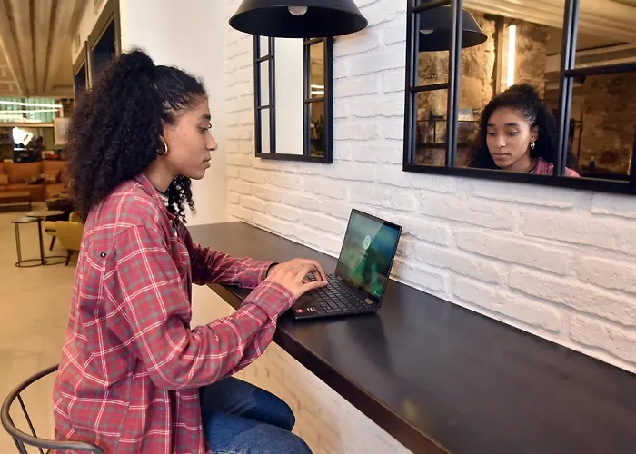 Latroupe La Granja Hostal *