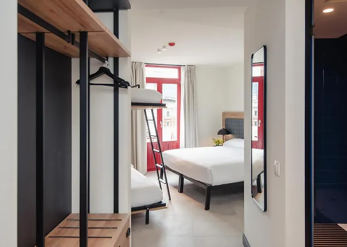 Hostal Latroupe La Granja *