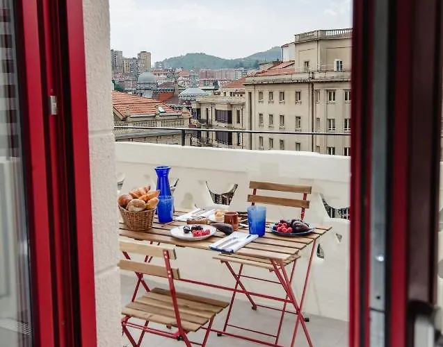 Latroupe La Granja Hostal Bilbao