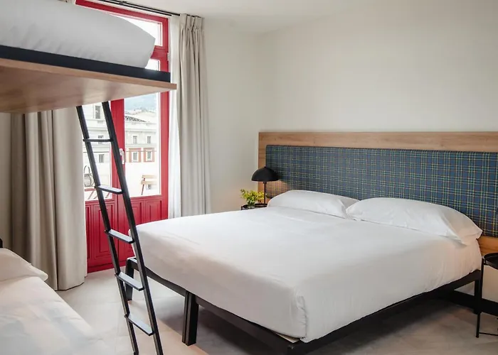 Latroupe La Granja Hostal