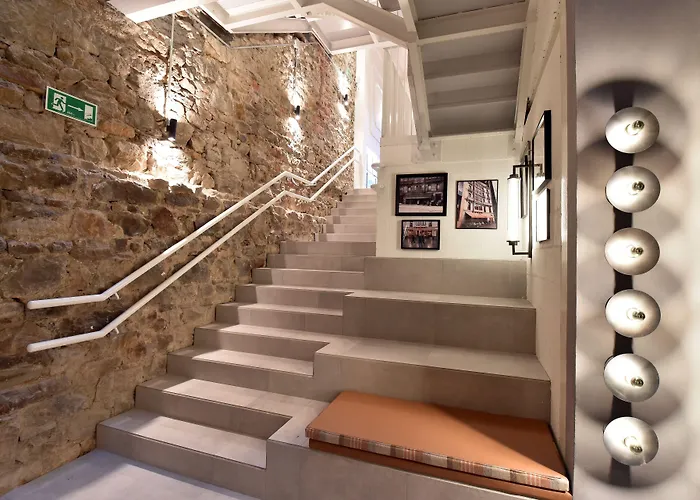 Latroupe La Granja Hostal Bilbao