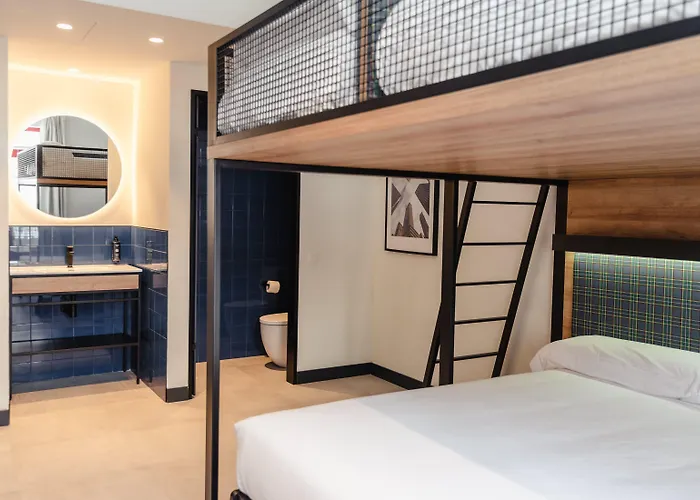 Latroupe La Granja Hostal *