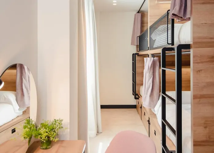 Hostal Latroupe La Granja *