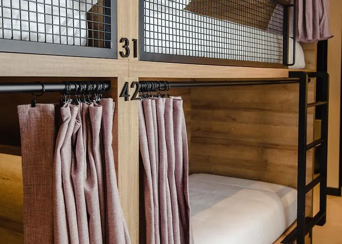 Latroupe La Granja Hostal Bilbao