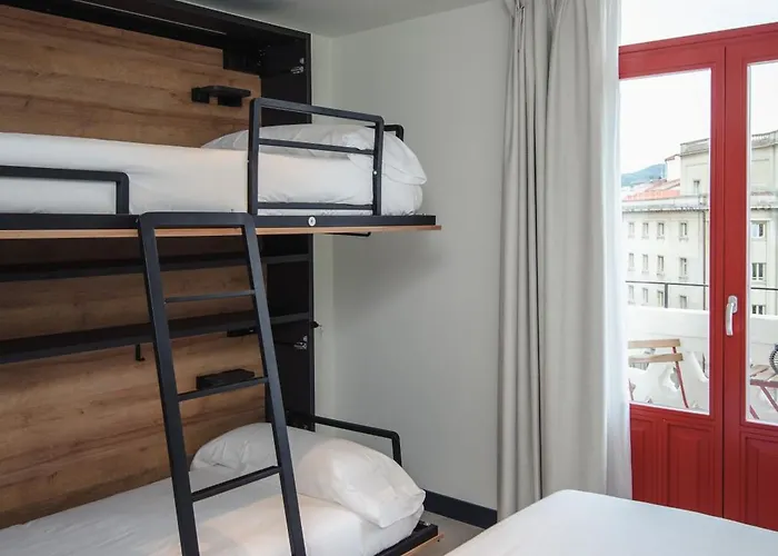 Hostal Latroupe La Granja *