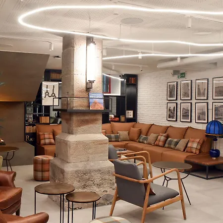 Latroupe La Granja بيت شباب